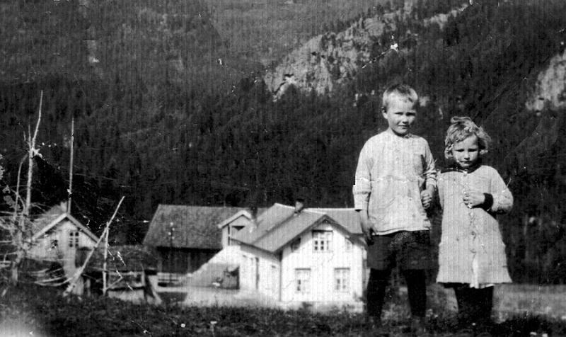 c2 Sindre barn.jpg - Barn på Sindre. Children at Sindre. Rasmus Sindre 1915-1955, Gyda Sindre Hammer 1917-2010.